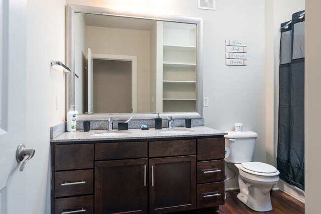 Building Photo - 2525 Solana Way