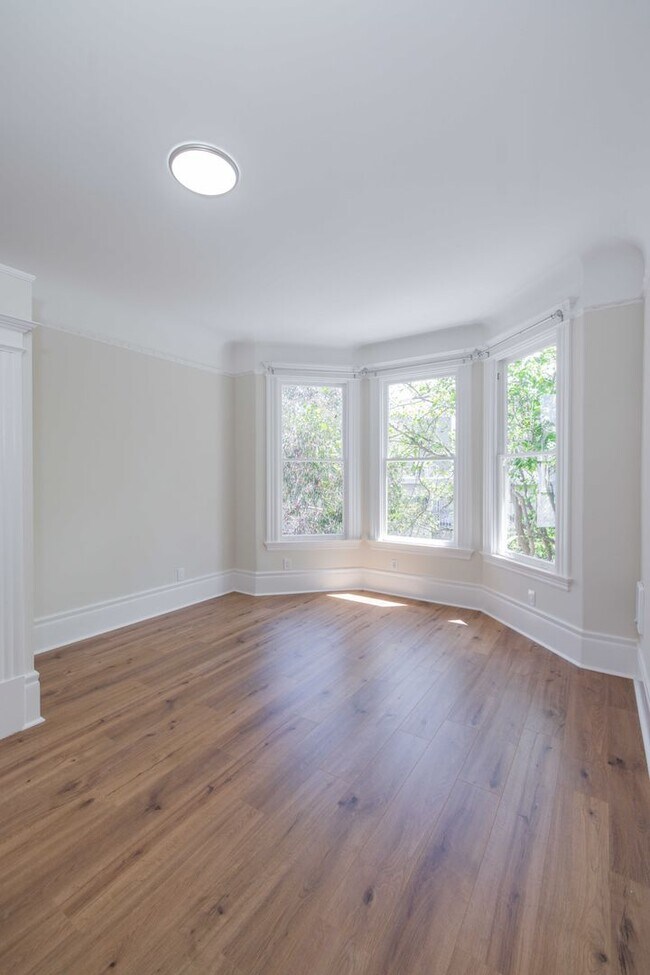 Building Photo - Fully Remodeled, Top Floor 3/2 Full Floor Flat W/ Bonus Room! In-Unit W/D!