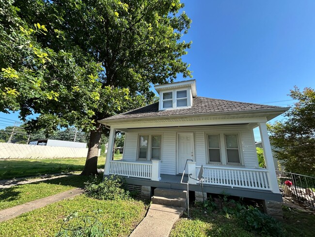 Primary Photo - 2023 Broadway St