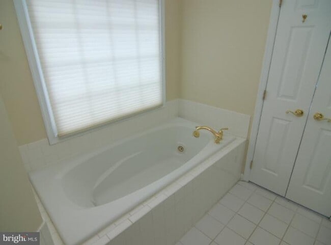 Building Photo - 2404 13th Ct N