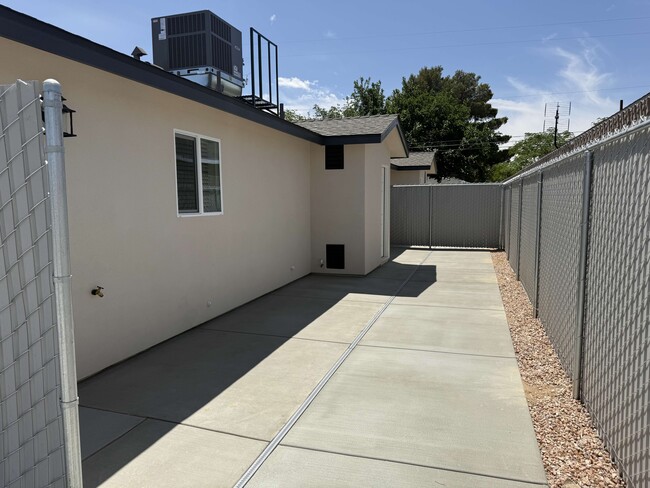 Building Photo - 1133 W Mariposa Ave