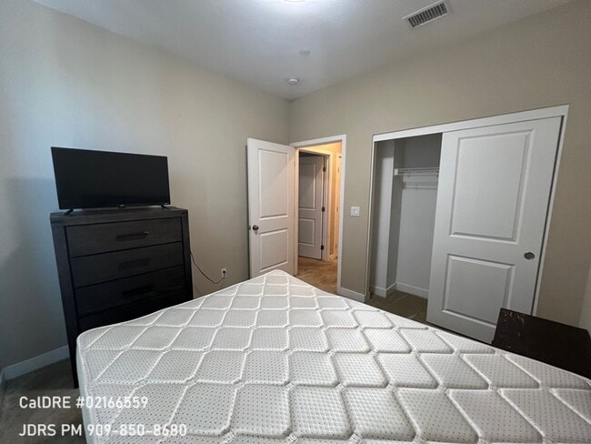 Building Photo - Bellflower Furnished 3 Bedroom Townhouse
