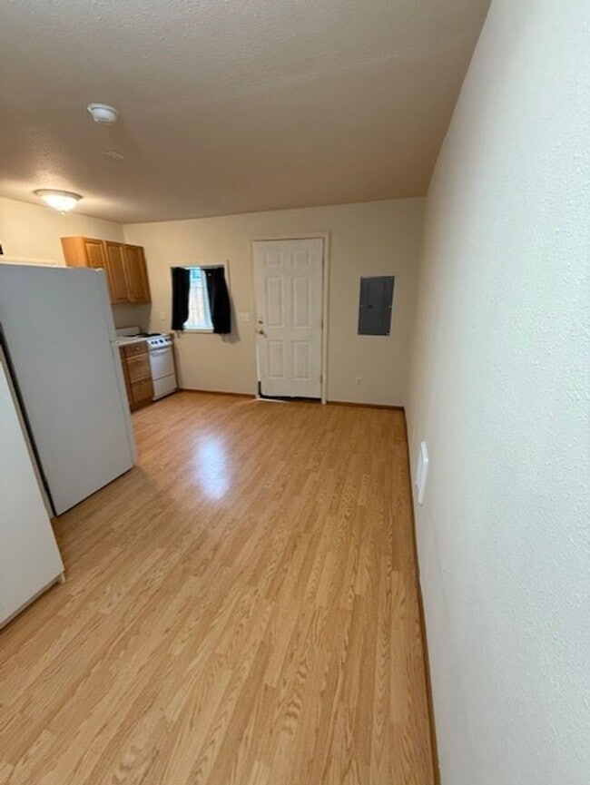 Building Photo - Great studio unit downtown.  Ready to occupy!