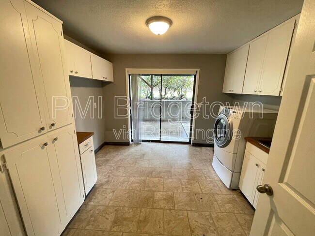 Building Photo - 15300 SE Lee Ave