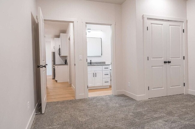 Building Photo - Private Bedroom with Private Bathroom – Fully Furnished & Move In Ready