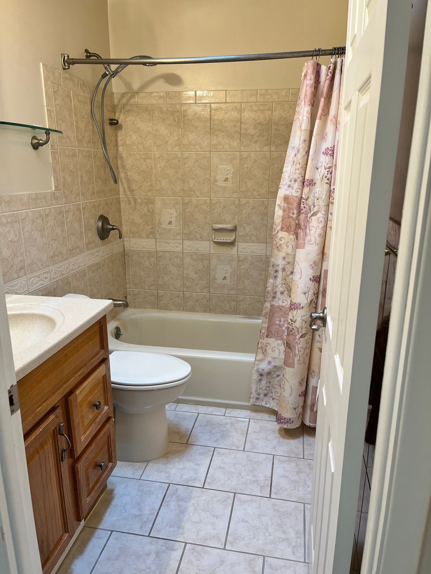 Hall bth - 2811 Maxwell St