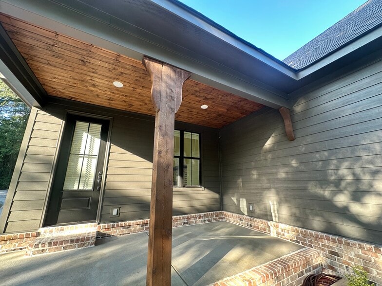 Building Photo - 402 Phillips Ave