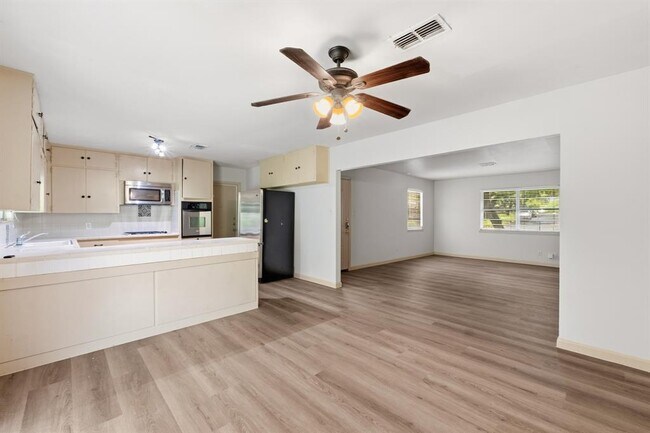 Building Photo - 2414 Havenside Dr