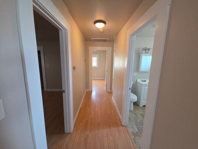 Building Photo - Peaceful 2 bedroom home
