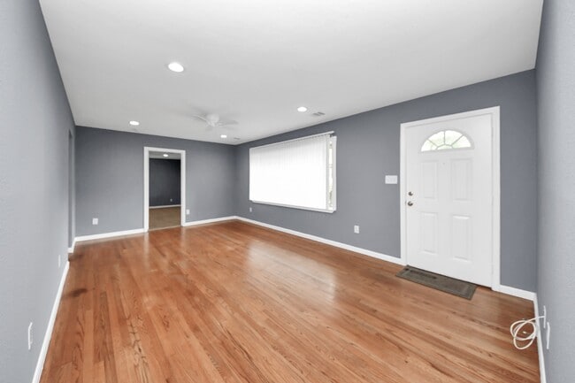 Building Photo - 10021 Hazelhurst Dr