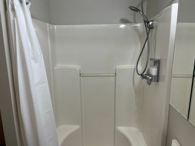 Building Photo - Spacious & Well-Maintained 2 Bedroom Home ...
