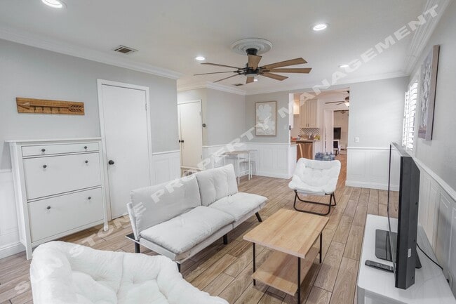 Building Photo - Luxury 4 Bed 3 bath