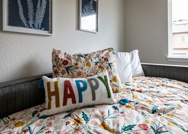 Building Photo - Fully Furnished 3 Bedroom 2.5 Bath Luxury Townhome by Garden of the Gods