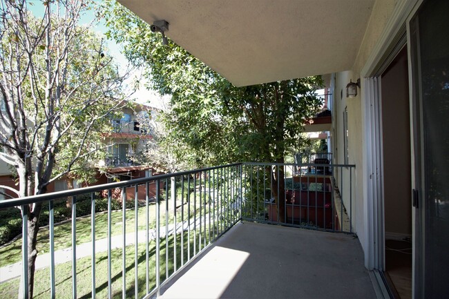 Building Photo - 1 Bedroom Condo For Lease in Fullerton