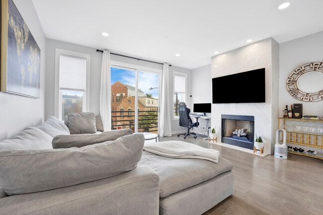 Building Photo - 870 N Milwaukee Ave