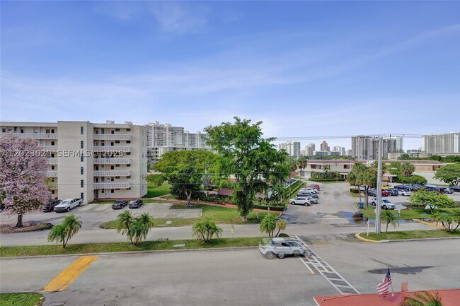 Building Photo - 2920 Point E Dr