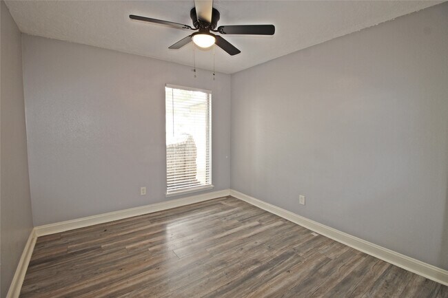 Building Photo - 13111 Sherwood Oaks Dr