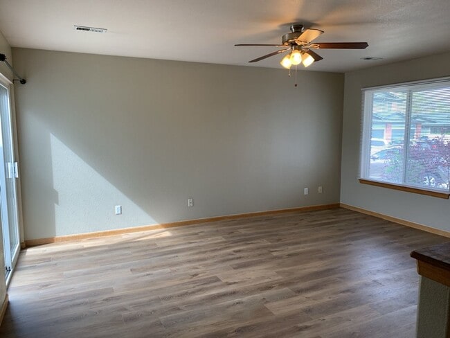 Building Photo - 3 Bed, 2 Bath Duplex in West Fort Collins close to Foothills