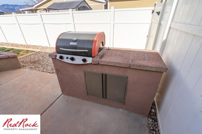 Building Photo - Move in Special: $200 off full first month rent on this inviting 3-Bedroom Home with Garage and P...