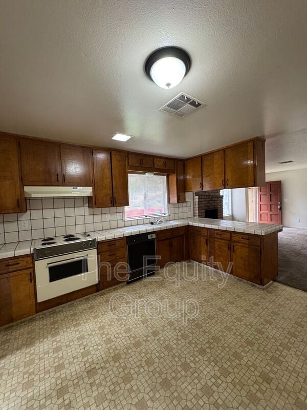 Building Photo - 4603 W Cypress Ave