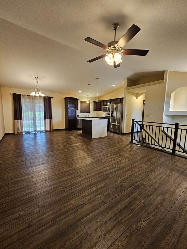 Building Photo - 3 BED | 2.5 BATH | SPLIT-FOYER HOME | DOUB...