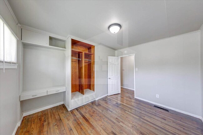 Building Photo - 4660 E 39th St