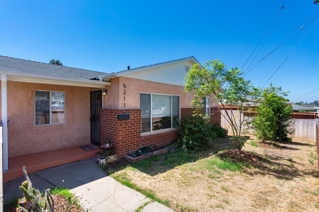Building Photo - Traditional Home with Large Backyard!