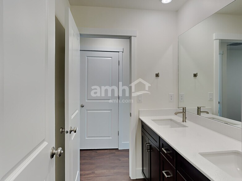 Building Photo - 1317 N Barkvine Ave