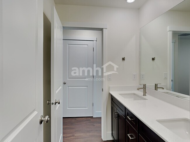 Building Photo - 1317 N Barkvine Ave