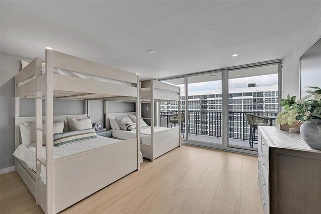 Building Photo - 525 N Ocean Blvd