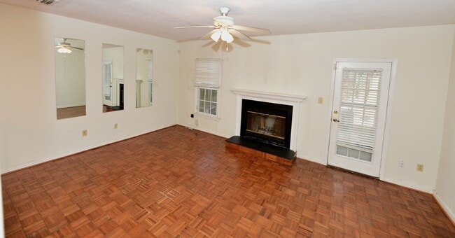 Building Photo - Nice townhouse in Little Neck!