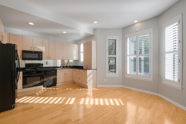 Building Photo - 4060 S Ellis Ave