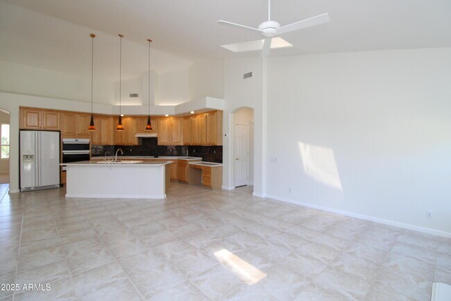 Building Photo - 902 E Desert Flower Ln
