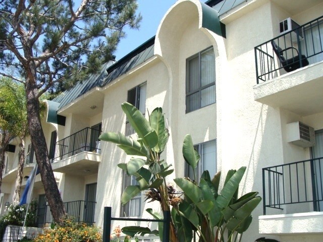 Building Photo - 20317 Saticoy St
