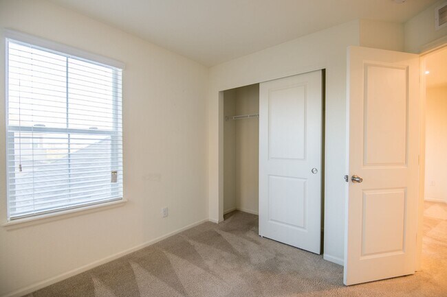 Building Photo - 2 Bedroom 2 1/2 Bath in Mosaic