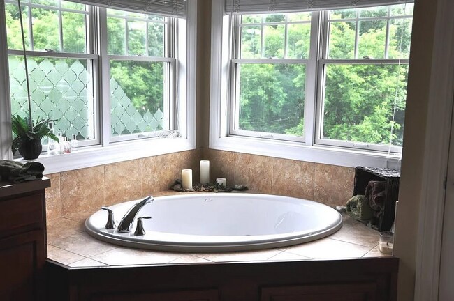 Building Photo - 4627 Sunburst Dr