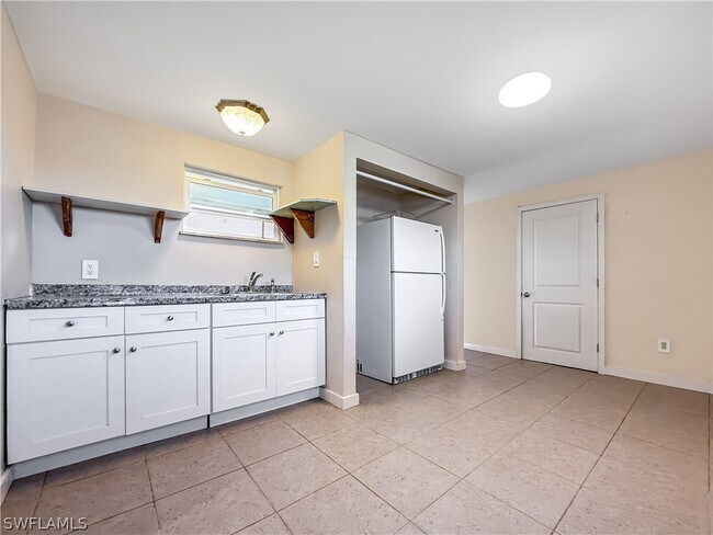 Building Photo - 2115 St Croix Ave