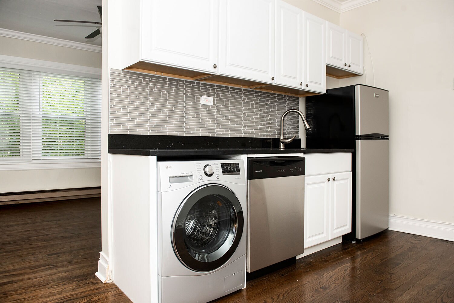 Building Photo - 648 W Roscoe St