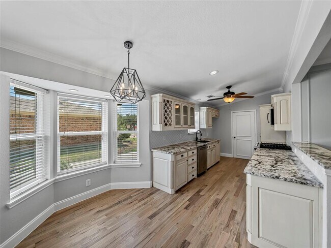 Building Photo - 4636 Versailles Ln