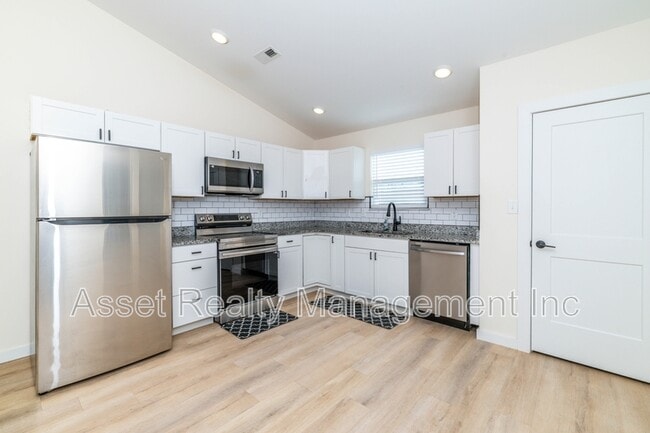 Building Photo - 205 Kingwood Rd