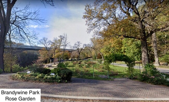 Building Photo - Updated Townhouse in trending location!