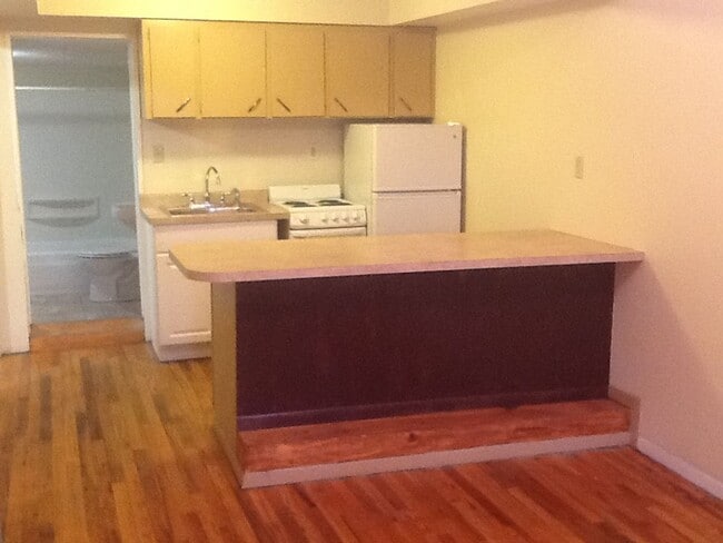 Building Photo - Charming 1 Bed / 1 Bath Apartment Near Dow...