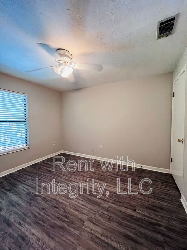 Building Photo - 581 Holyoke Ct