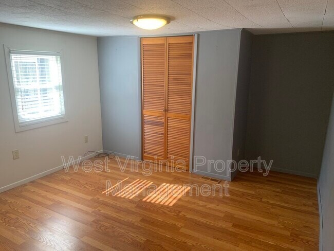 Building Photo - 563 Glenview Rd