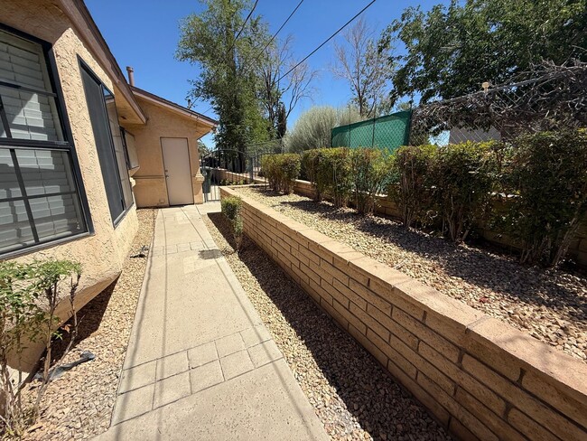 Building Photo - Victorville- Beautiful 3 Bedroom Home in G...
