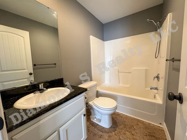 Building Photo - Updated 4 Bed Duplex close to MSU and Down...