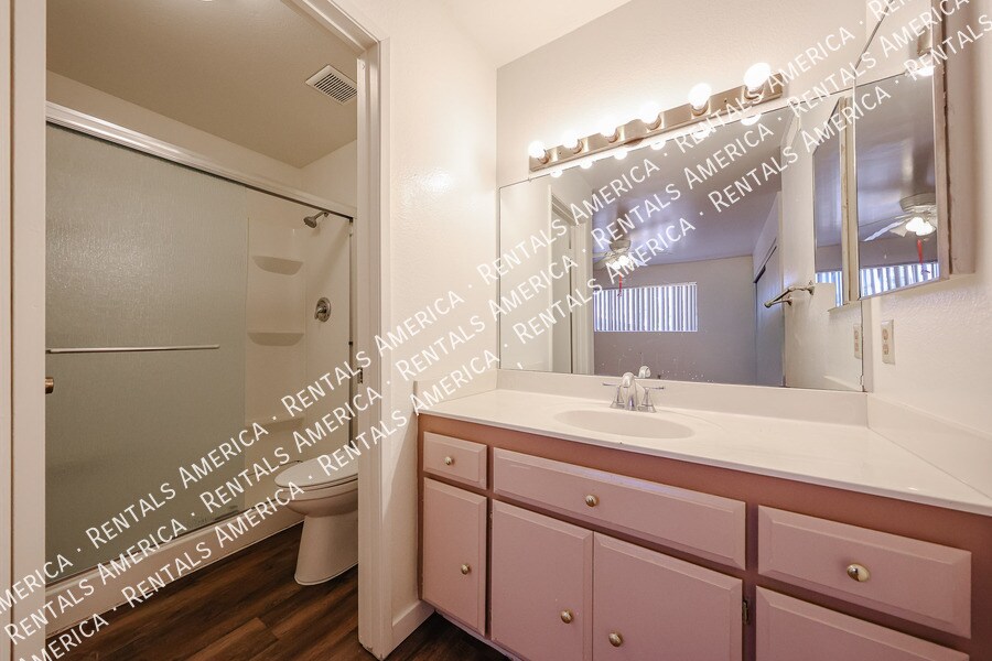 Building Photo - 5525 E Thomas Rd