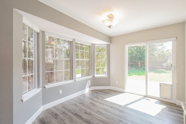 Building Photo - Beautiful 3 Bed / 2 Bath Single Family Hom...