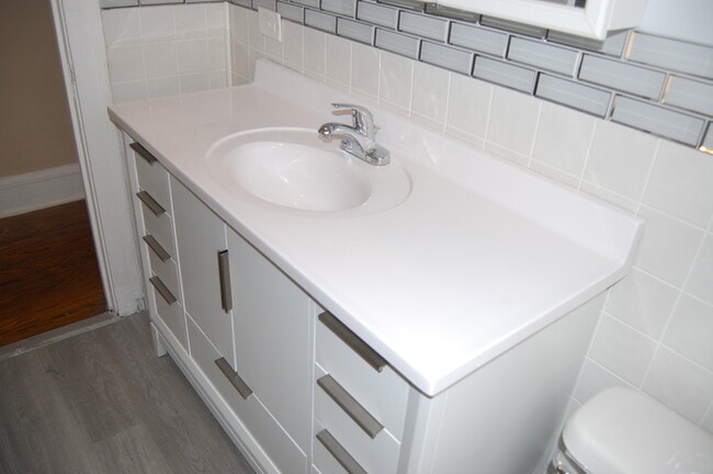 MAIN BATHROOM-2 - 2011 W Fargo Ave