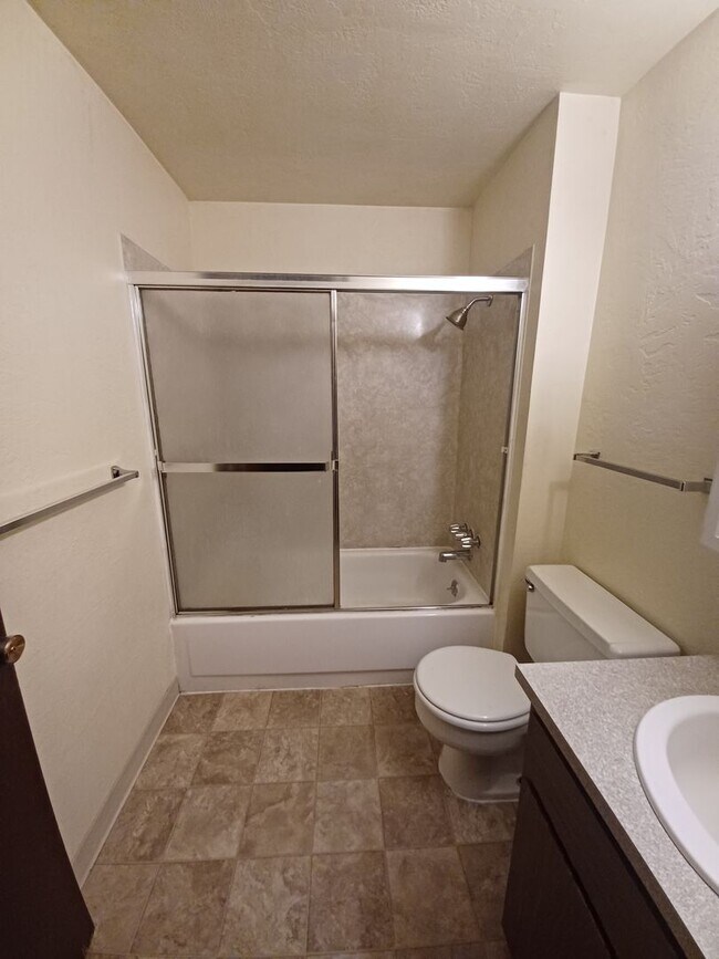 Building Photo - Gama08~1232 W 8th Ave.